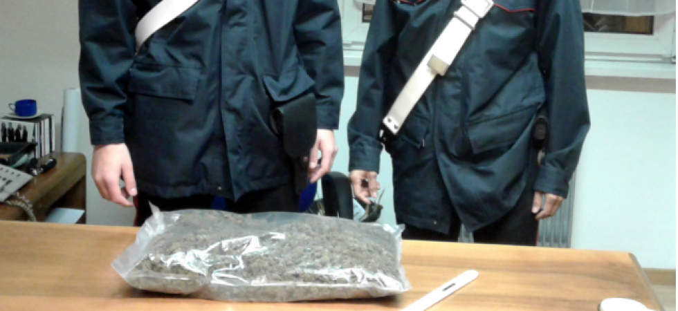 Hanno un chilo di marijuana in un borsone, arrestati tre giovani